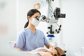 歯科衛生士もマイクロスコープ、サージテルを使用